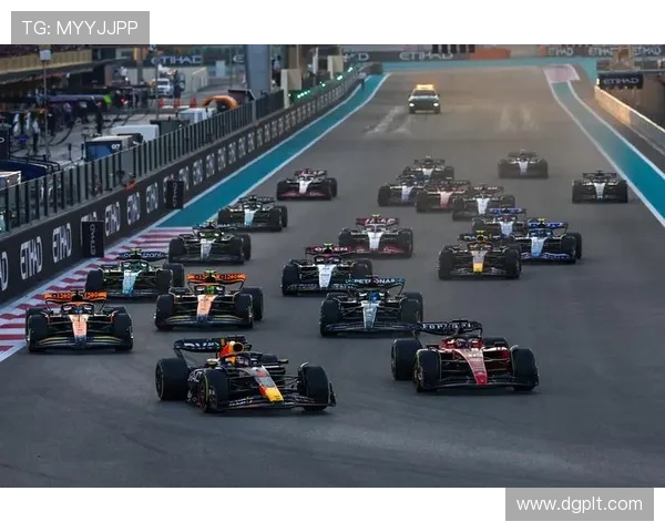 新赛季F1车队竞争加剧冠军之争再度升温引发全球车迷关注热潮中 新赛季F1车队竞争加剧冠军之争再度升温引发全球车迷关注热潮中