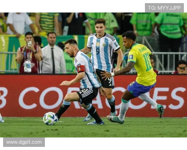 梅西回归南美赛场 首战为阿根廷对阵巴西展现王者风采 梅西回归南美赛场 首战为阿根廷对阵巴西展现王者风采